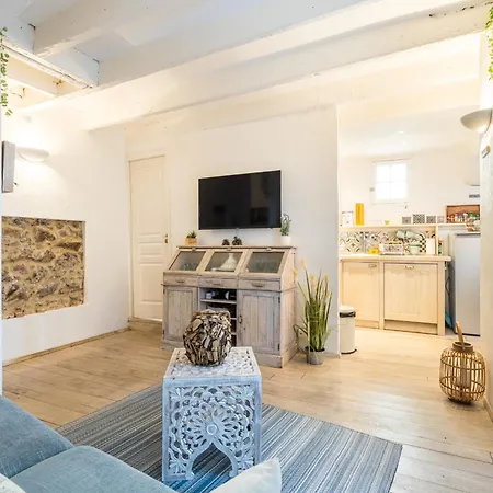 Апартаменты Atypical Old Town In Large Terrace