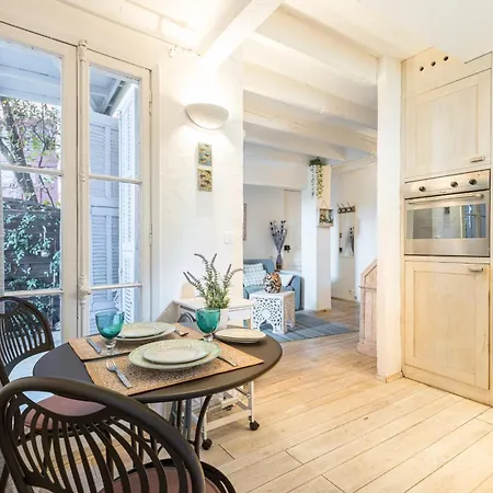 Atypical Old Town In Large Terrace Апартаменты *